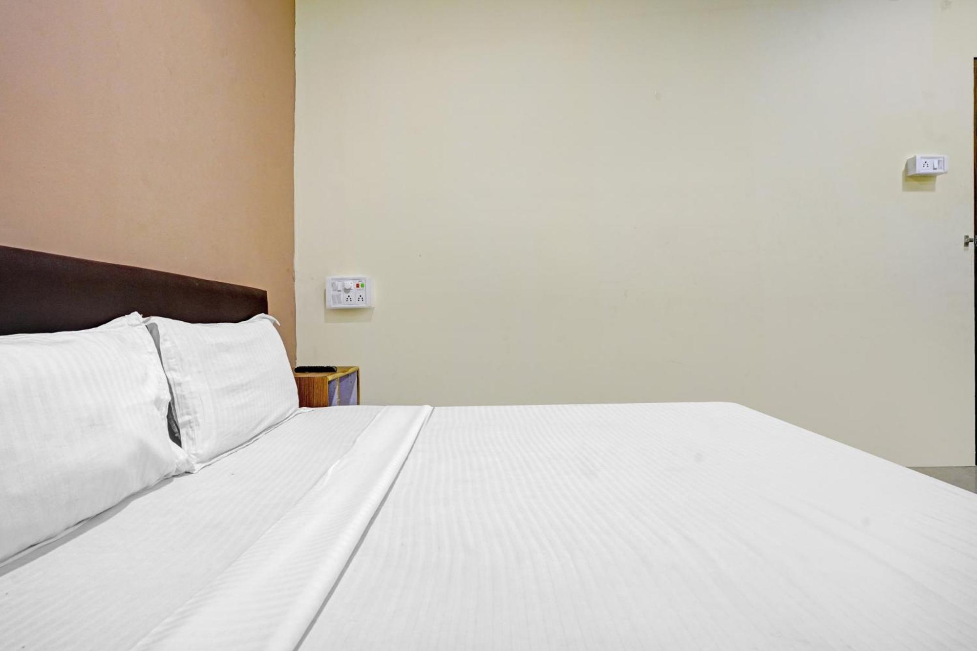 Hotel O Nova Rooms Surat Eksteriør bilde